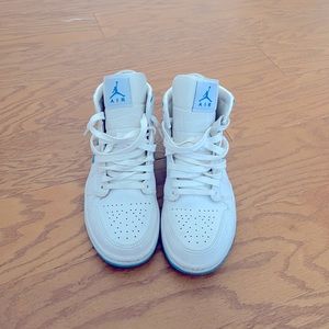Jordan 1 Mid - UNC (Woman’s 8.5)